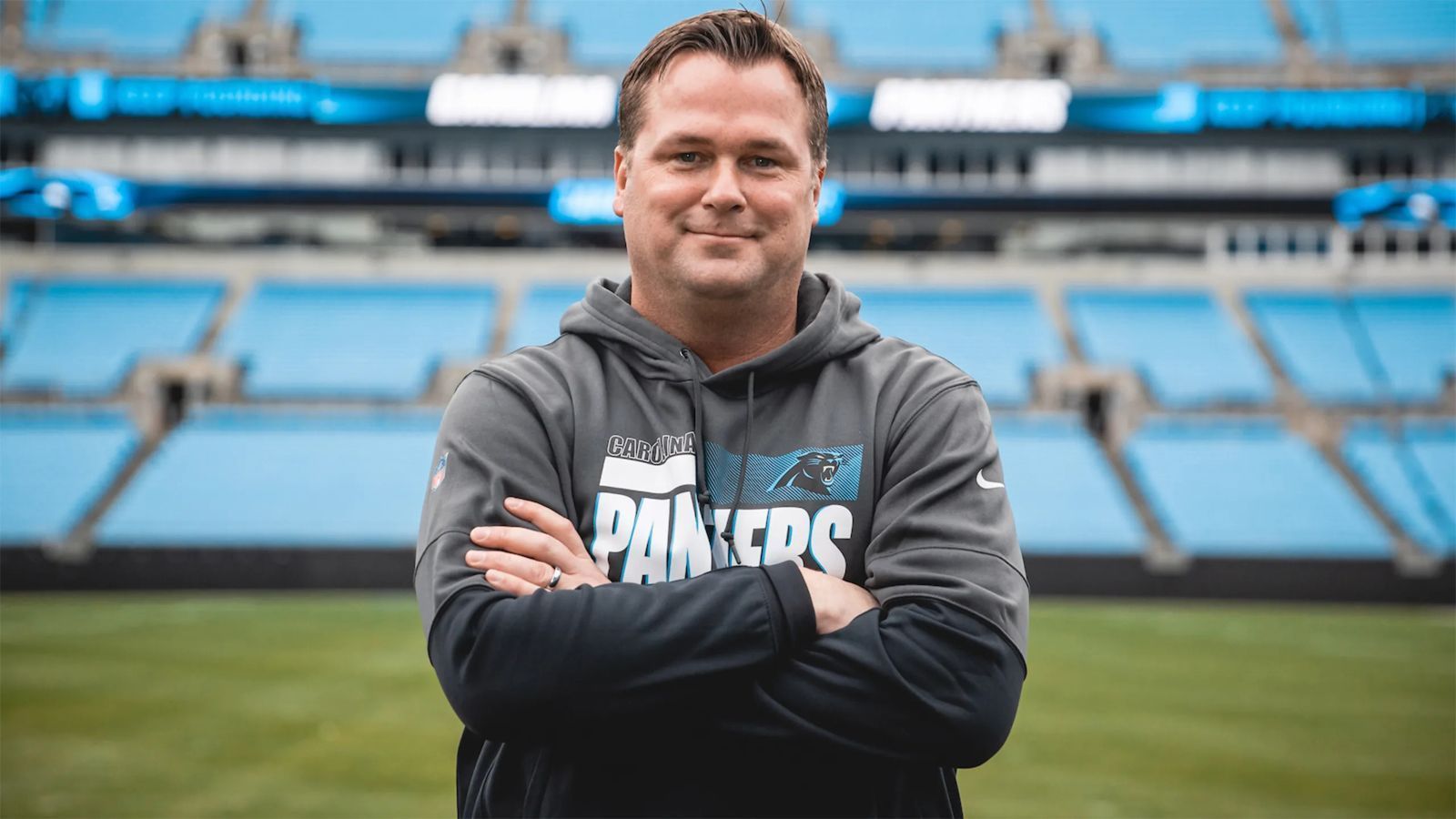 
                <strong>Gewinner: Scott Fitterer</strong><br>
                Natürlich gilt es abzuwarten, wie Darnold einschlägt, doch Scott Fitterer hat in seiner ersten Saison als General Manager der Panthers gleich Mut bewiesen. Der Trade ist kein All-In-Move. Carolina besitzt weiterhin den achten Pick im Draft, musste nicht allzu viele hochwertige Picks an die Jets abgeben. Stattdessen überwiegt die Möglichkeit, dass Darnold in seiner neuen Umgebung abliefert. 
              