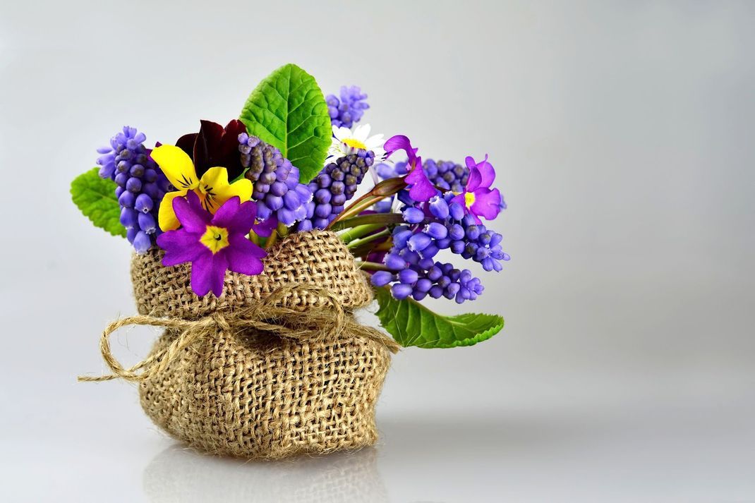 Blumengeschenke erfüllen einen doppelten Zweck: Während der Feier schmücken sie die Tische und nach der Feier werden sie zum duftenden Gastgeschenk.