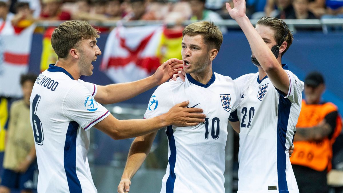 UEFA U21, U 21 Europameisterschaft, Viertelfinale: Spanien - England; 21.06.2025 Jack Hinshelwood (England, 16), James McAtee (England, 10) und Alex Scott (England, 20) jubeln bei der UEFA U21-Euro...