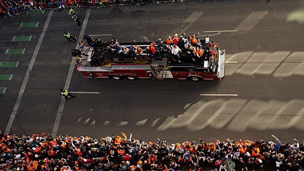 
                <strong>Sieger-Parade der Denver Broncos</strong><br>
                Die Spieler lassen sich von Feuerwehrautos durch "ihre" Stadt kutschieren.
              