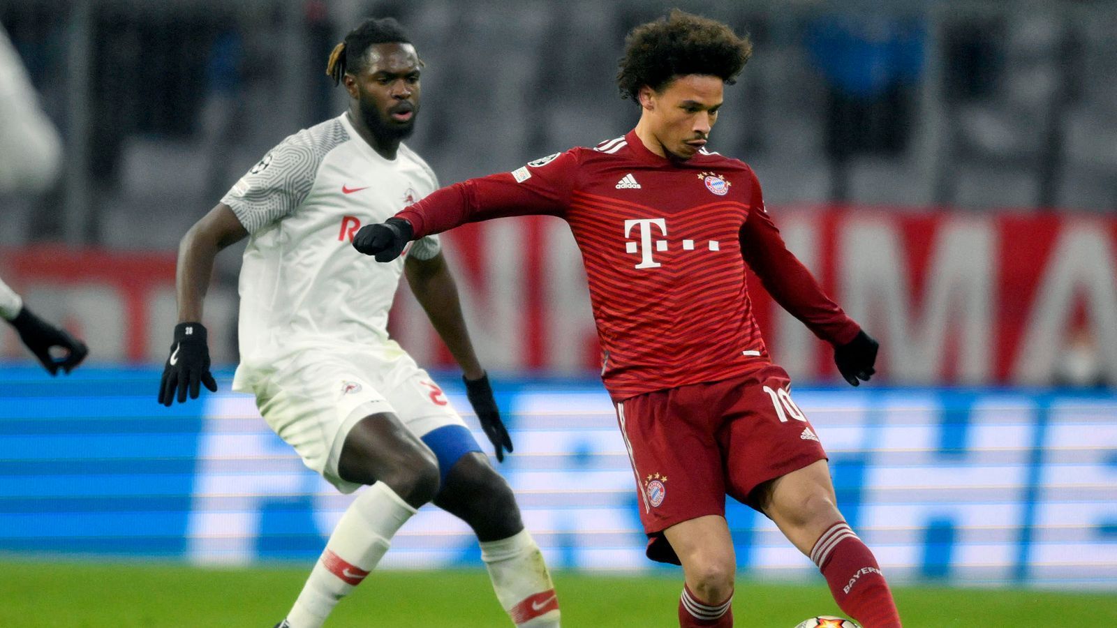 
                <strong>Leroy Sane</strong><br>
                Hat erstaunlich lange Startschwierigkeiten. Ballverlust reiht sich an Stockfehler und Stockfehler reiht sich Ballverlust. Gewinnt dann mit der gesamten Mannschaft eine gewisse Leichtigkeit und wirkt in den Zweikämpfen griffiger. Nutzt seine Sprintstärke, um so manchen Salzburger Steilpass noch abzulaufen. Bleibt offensiv gierig und belohnt sich mit dem Treffer. ran-Note: 3
              