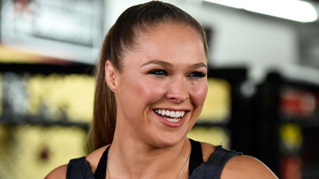 
                <strong>WWE lockt Rousey</strong><br>
                Geht es nach Stephanie McMahon, der Marketing-Geschäftsführerin der WWE, müssen die Fight-Fans aber auch in Zukunft nicht auf Rousey verzichten.
              