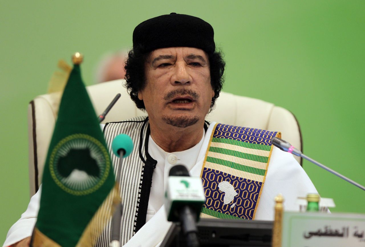 Libyens Machthaber Muammar al-Gaddafi wurde 2011 vom IStGH wegen Kriegsverbrechen und Verbrechen gegen die Menschlichkeit per Haftbefehl gesucht. Kurze Zeit später wurde er aber abgesetzt und starb unter ungeklärten Umständen nach seiner Verhaftung durch die neue libysche Regierung.