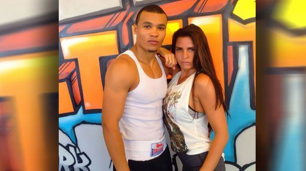 
                <strong>Das Glamour-Leben von Chris Eubank jr.</strong><br>
                TV-Sternchen Katie Price pirscht sich gerne an junge Boxer heran. Chris Eubank jr. scheint es nicht zu stören.
              