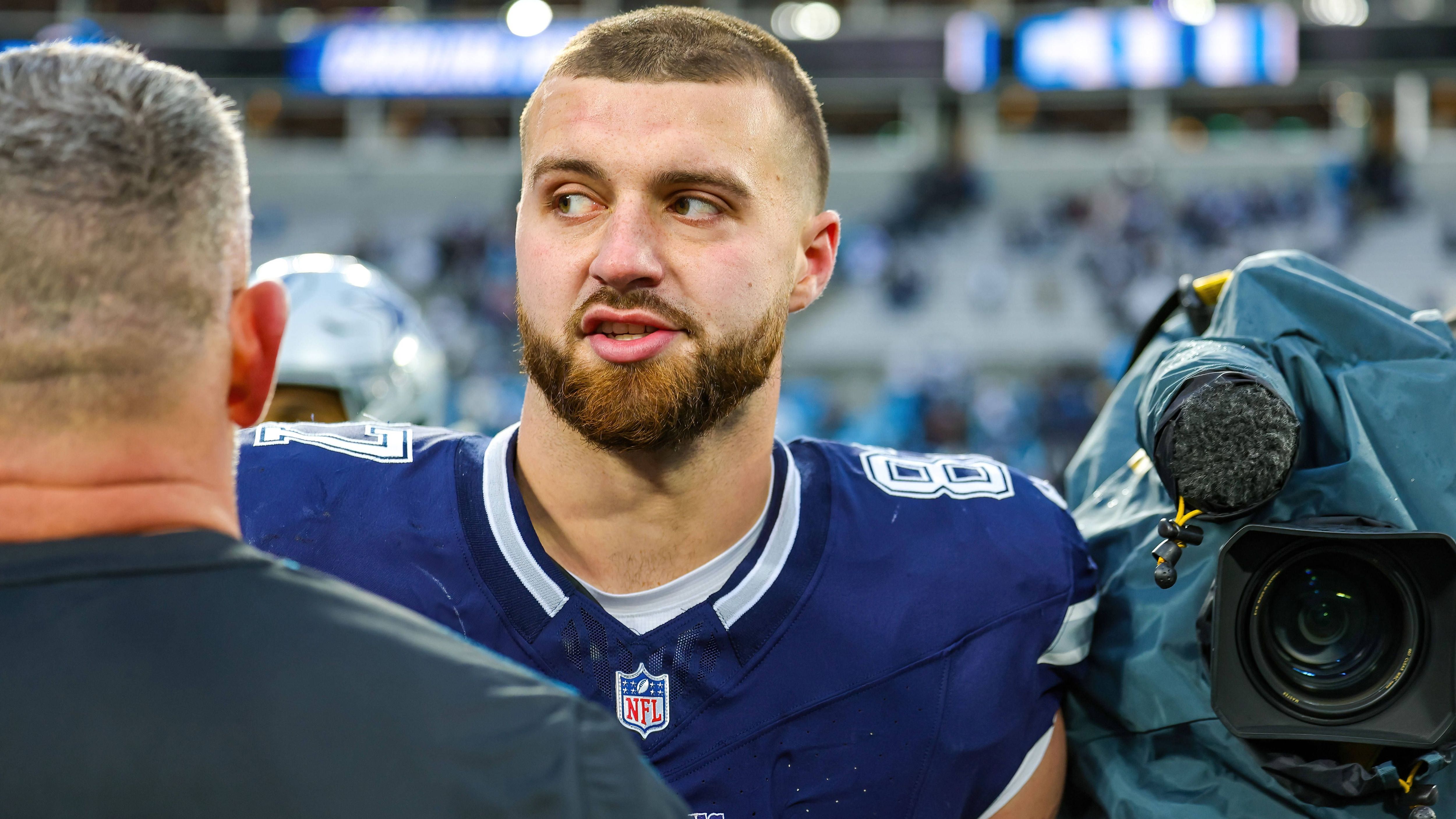 <strong>Jake Ferguson (Dallas Cowboys)</strong><br>Die Cowboys haben Nägel mit Köpfen gemacht und den Vertrag mit Tight End Jake Ferguson verlängert. Übereinstimmenden Medienberichten zufolge erhält der 26-Jährige, der in das letzte Jahr seines Rookievertrages geht, eine Verlängerung um vier Jahre bis Ende der Saison 2029. Alle weiteren Infos zum Vertrag <a data-li-document-ref="570899" href="https://www.ran.de/sports/american-football/nfl/news/nfl-dallas-cowboys-verlaengern-mit-tight-end-jake-ferguson-570899">gibt es in der News</a>.