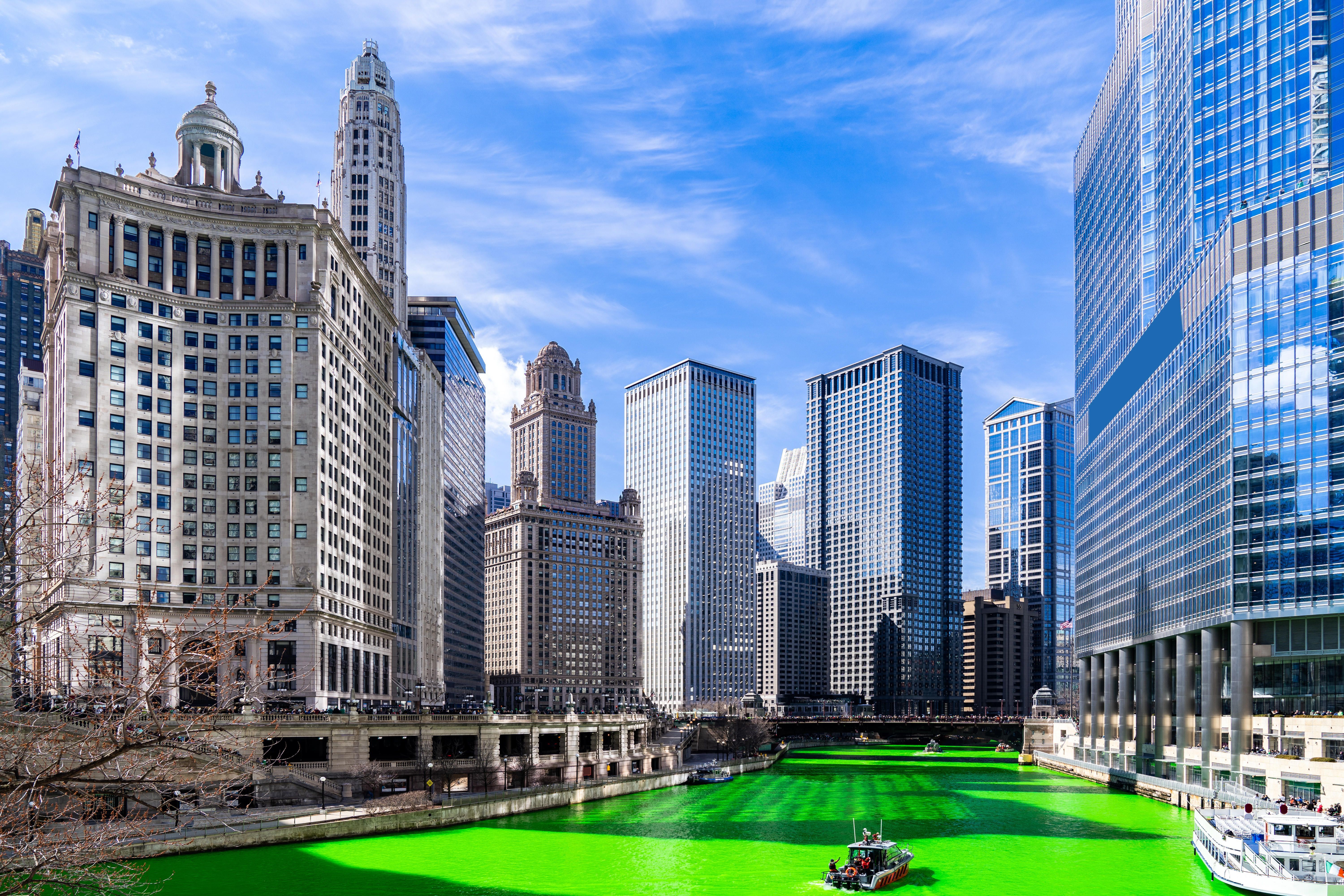 Der Chicago River wird jedes Jahr pünktlich zum St. Patrick's Day grün eingefärbt.