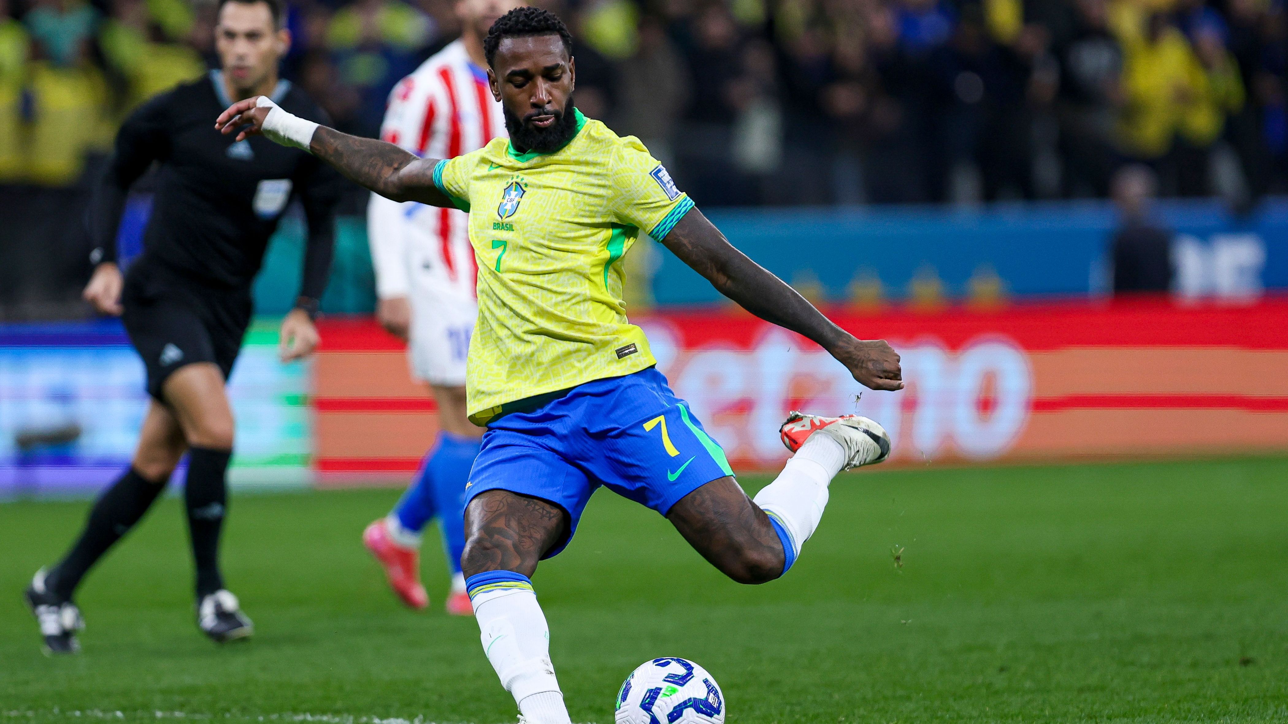 <strong>Brasilien</strong><br>Auch aus Südamerika füllt sich das Kontingent der WM-Teilnehmer. Am drittletzten Spieltag der Eliminatorias Sudamericanas erreichte Rekord-Weltmeister Brasilien mit einem 1:0-Sieg gegen Paraguay die Endrunde im kommenden Jahr.