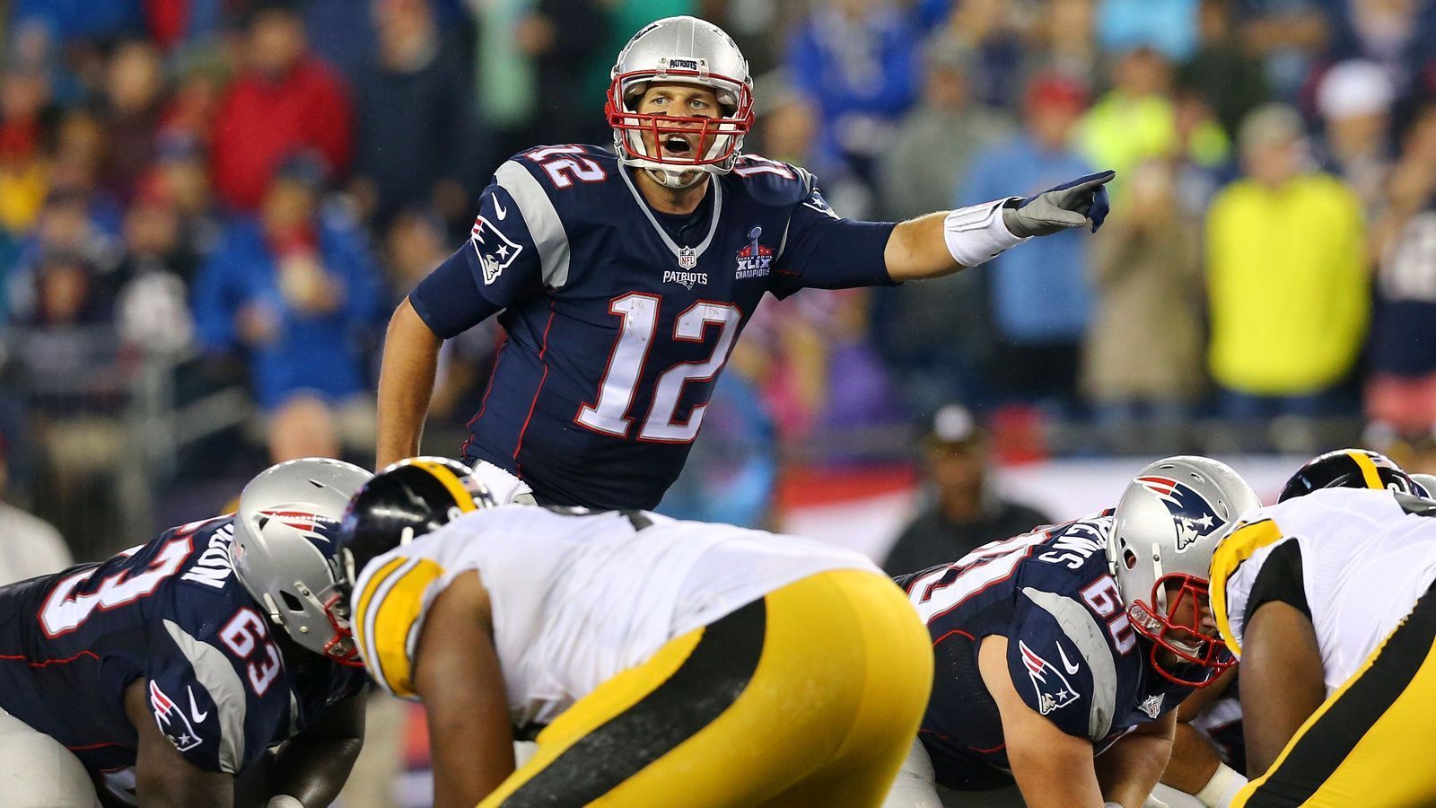 
                <strong>2015 im Gillette Stadium: Pittsburgh Steelers @ New England Patriots 21:28</strong><br>
                Patriots-Quarterback Tom Brady war beim Sieg gegen die Steelers schon zum Auftakt nach dem Gewinn seines vierten Rings wieder in Topform. Der Spielmacher wirft vier Touchdown-Pässe, drei davon gehen auf Tight End Rob Gronkowski.
              