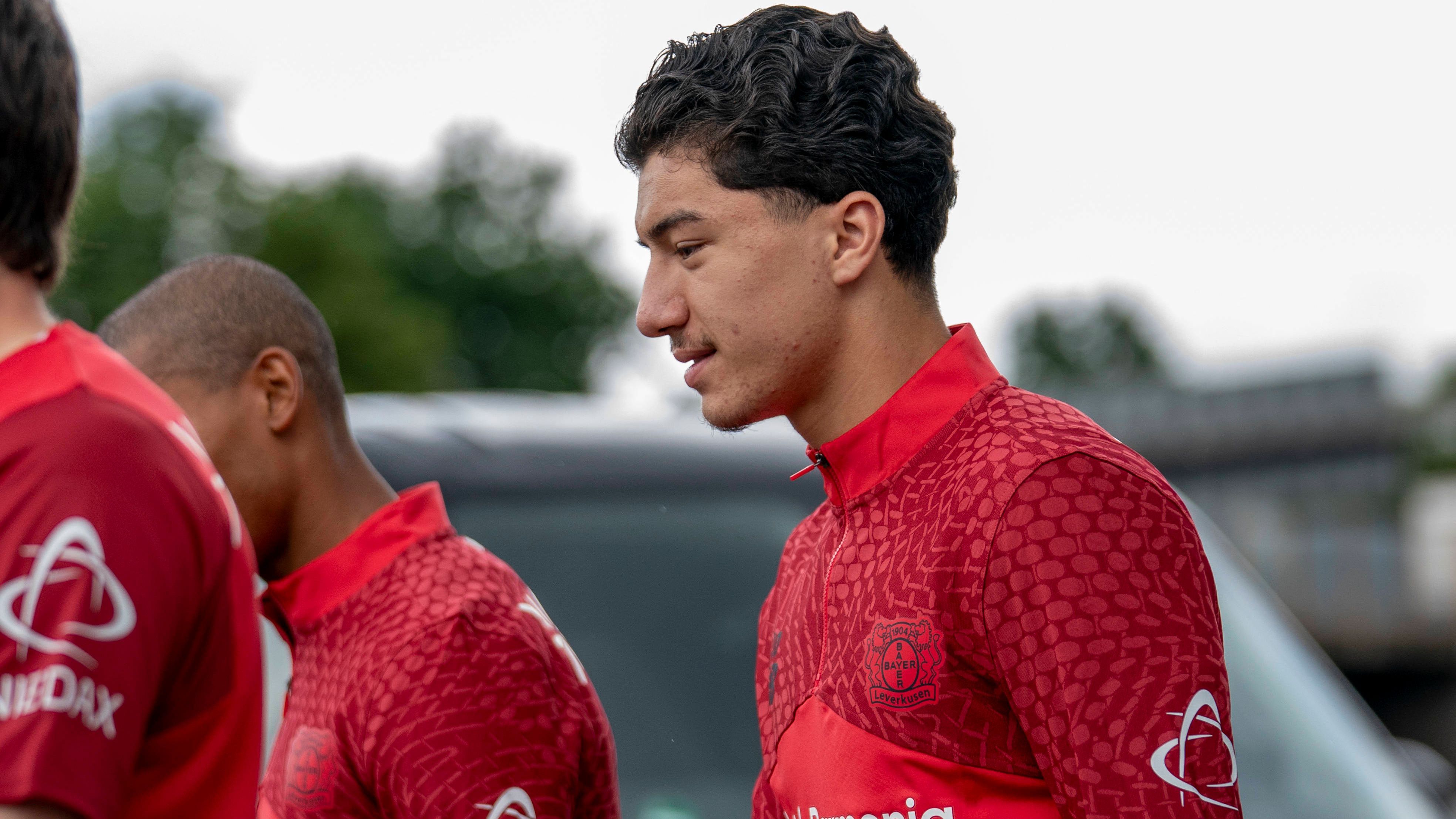 <strong>Bayer Leverkusen</strong><br><em><strong>Zugänge:</strong></em><br>Jarell Quansah (FC Liverpool, Ablöse: 35 Mio. Euro)<br>Ibrahim Maza (Hertha BSC, Ablöse: 12 Mio. Euro)<br>Mark Flekken (FC Brentford, Ablöse: 10 Mio. Euro)<br>Abdoulaye Faye (BK Häcken, Ablöse: 2,7 Mio. Euro)<br>Tim Oermann (VfL Bochum, Ablöse: 1,8 Mio. Euro)<br>Axel Tape (Paris Saint-Germain U23, ablösefrei)<br><br><em><strong>Abgänge:</strong></em><br>Florian Wirtz (FC Liverpool, Ablöse: 125 Mio. Euro)<br>Jeremie Frimpong (FC Liverpool, Ablöse: 40 Mio. Euro)<br>Odilon Kossounou (Atalanta Bergamo, Ablöse: 20 Mio. Euro)<br>Gustavo Puerta (Hull City, Ablöse: 3,5 Mio. Euro)<br>Jonathan Tah (FC Bayern München, Ablöse: 2 Mio. Euro)<br>Luca Novodomsky (TSV Solingen, ablösefrei)<br>Francis Onyeka (VfL Bochum, Leihe)<br>Tim Oermann (Sturm Graz, Leihe)<br>Artem Stepanov (1.FC Nürnberg, Leihe)