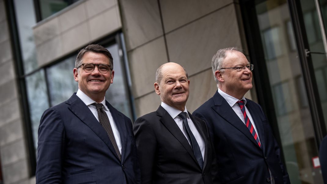 Boris Rhein (CDU, l.), Ministerpräsident von Hessen, begrüßt Bundeskanzler Olaf Scholz (SPD) neben Stephan Weil (SPD, r.), Ministerpräsident von Niedersachsen, zur Sitzung der Ministerpräsidentenkonferenz.