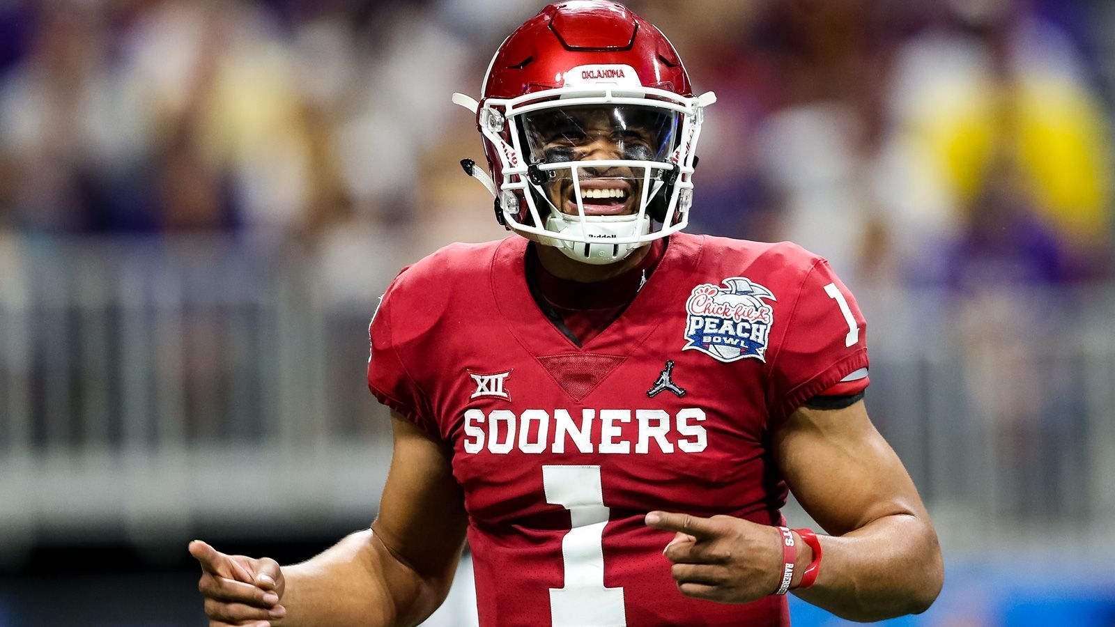 
                <strong>Jalen Hurts (Philadelphia Eagles)</strong><br>
                Jalen Hurts trug bei Alabama Crimson Tide drei Jahre die Nummer 2, ehe er in seinem letzten Jahr bei den Oklahoma Sooners zur Nummer  wechselte. Jetzt gibt es bei den Philadelphia Eagles wieder den Sprung zurück zur .
              