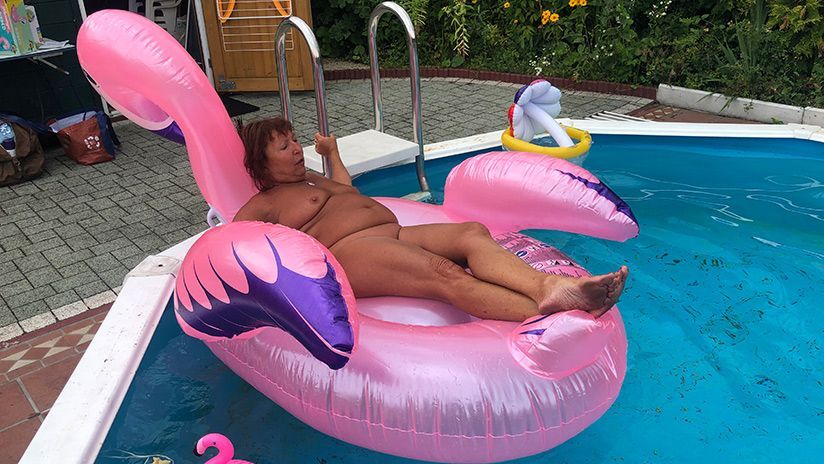 Nach der rasanten Fahrt lässt es sich Silvia aber im Pool gutgehen. In einem aufblasbaren Flamingo treibt die FKK-Liebhaberin über das Wasser und lässt sich von der Sonne bräunen.