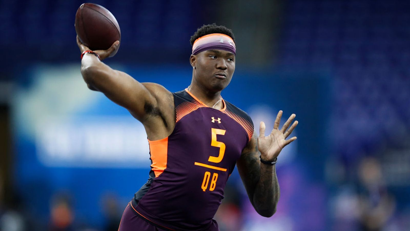 
                <strong>Dwayne Haskins (Ohio State)</strong><br>
                Auch der 22-jährige Haskins dürfte früh in der 1. Runde ausgewählt werden. In der vergangenen Saison brachte der 1,91 Meter große Athlet 70 Prozent seiner Pässe an den Mann, warf 50 Touchdown-Pässe und 8 Interceptions. Er hält sich meist in der Pocket auf und hat einen extrem starken Wurfarm. Er ist allerdings auf eine gute Offensive Line angewiesen, weil es ihm an Mobilität fehlt und er unter Druck Fehler macht. Er hat insgesamt ein gutes Spielverständnis, muss aber noch lernen, die gegnerische Coverage besser zu lesen. Insgesamt mangelt es ihm an Erfahrung: Haskins hat lediglich zwei Jahre am College gespielt, hatte nur 14 Einsätze als Starter.
              