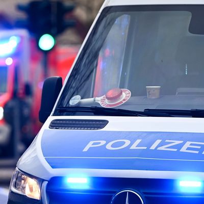 Polizei und Krankenwagen
