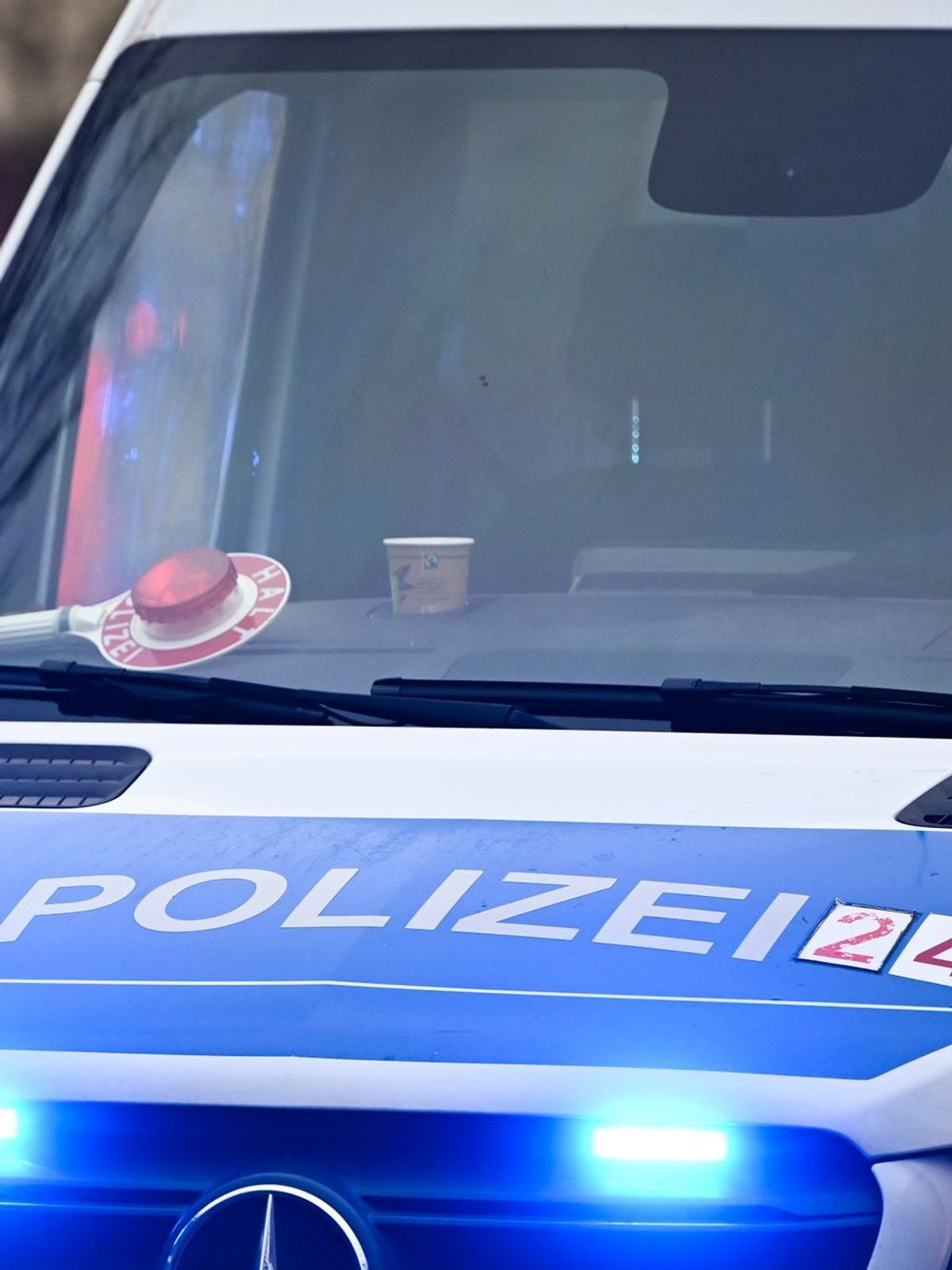 Polizei und Krankenwagen