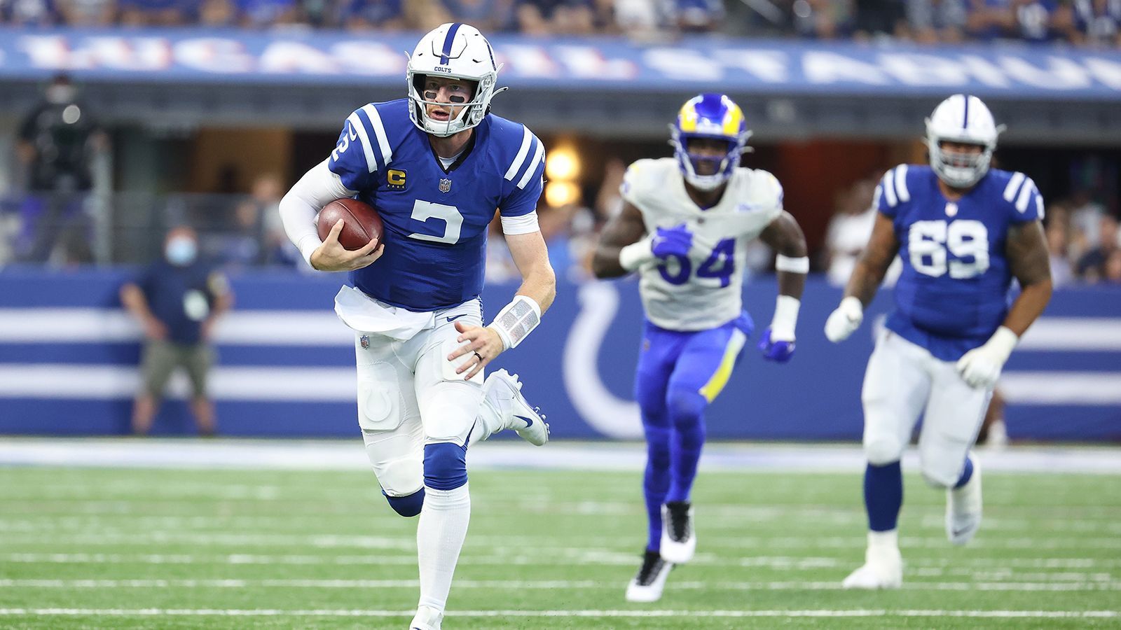 
                <strong>Indianapolis Colts</strong><br>
                Die Indianapolis Colts haben einen brauchbaren Kern an Spielern, der für die Playoffs reichen könnte. Auf der wichtigsten Position eines Football-Teams stellt sich jedoch die wichtigste Frage: Was hat Carson Wentz noch in sich und wie fit ist er? Der 28-Jährige laboriert wohl an beiden Knöcheln und ist damit in seiner Mobilität stark eingeschränkt. Die Colts haben gegen die Seahawks, Rams und Titans verloren, dabei aber positive Ansätze zeigen können. Mit einer schlagkräftigeren Offense wäre gegen die drei Postseason-Kandidaten sicher mehr drin gewesen. Im Spielplan warten auch noch machbare Aufgaben auf Indy, Sorgen muss man sich erst machen, wenn diese auch in den Sand gesetzt werden. Trotzdem wird man sich auf eine Saison im Mittelmaß einstellen müssen. 
              