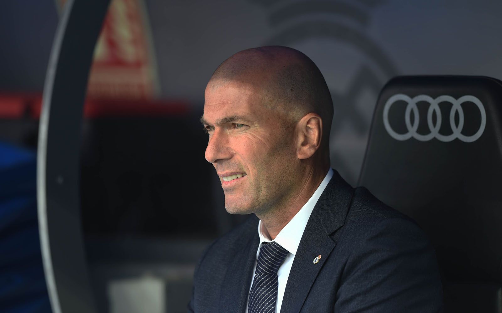 
                <strong>Trainer Zinedine Zidane</strong><br>
                Erfolgscoach Zinedine Zidane, unter dem Real das Champions League-Triple feiern konnte, kehrte im März knapp neun Monate nach seinem Rücktritt auf die Trainerbank zurück. Ab der kommenden Saison wird der so erfolgreiche Trainer aus der Vergangenheit wieder an seinem Schaffen gemessen werden. Sein neues Arbeitspapier läuft bis 2022.
              