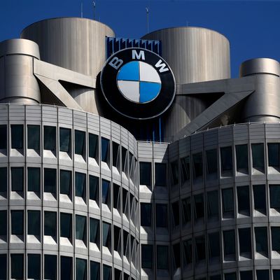 Klage abgewiesen: BMW darf auch nach 2030 Verbrenner verkaufen.