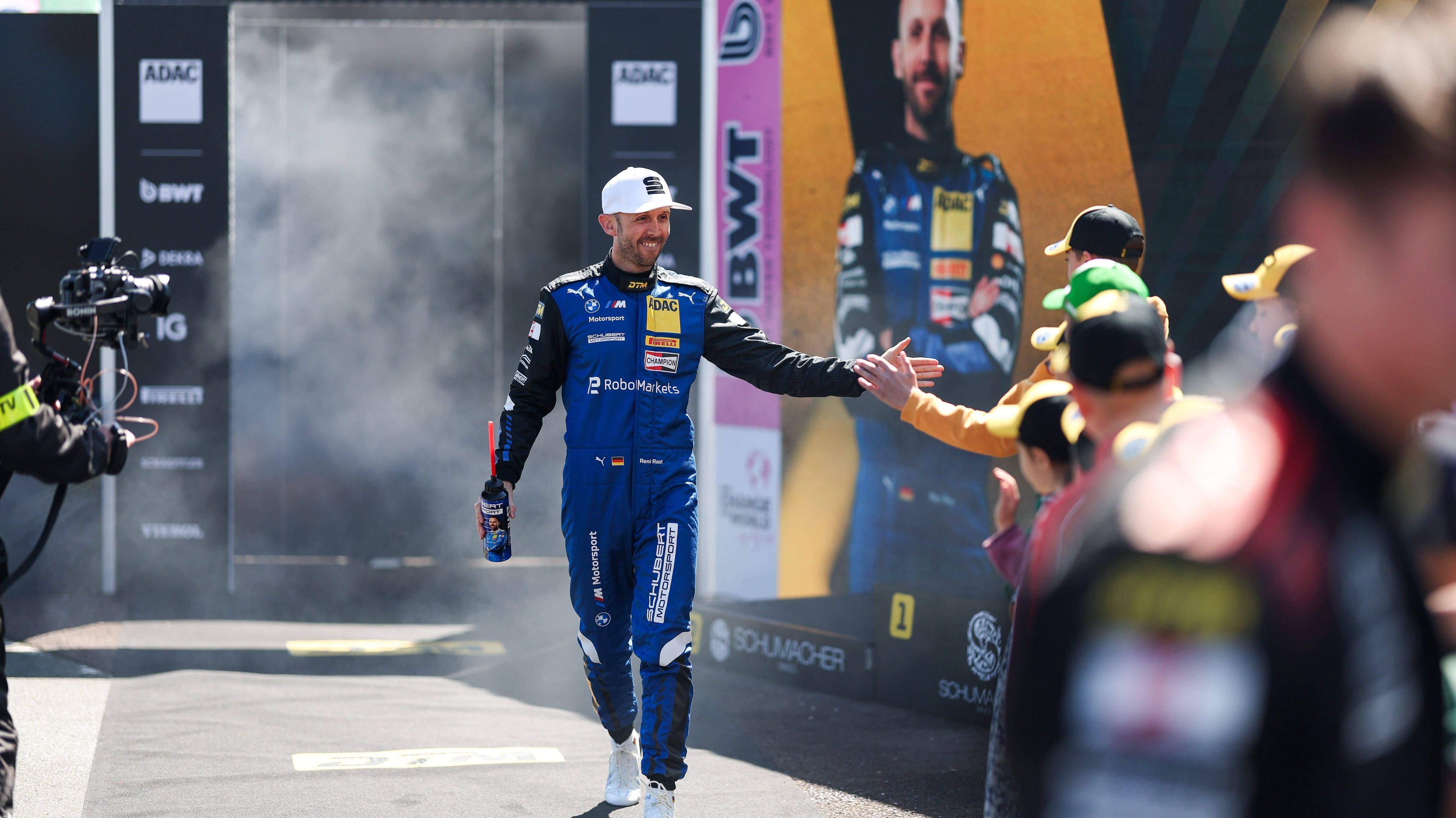 <strong>Platz 12: Rene Rast (Schubert Motorsport - BMW)</strong><br>Das Rennen am Sonntag nutzte Rast um seine Klasse zu zeigen, nachdem der Samstag zum Vergessen war. Aber auch hier zeigt sich der Trend aus der Vorsaison: schwaches Qualifying, gutes Rennen mit guten Manövern. Es muss trotzdem für seine Ansprüche eine Steigerung her.