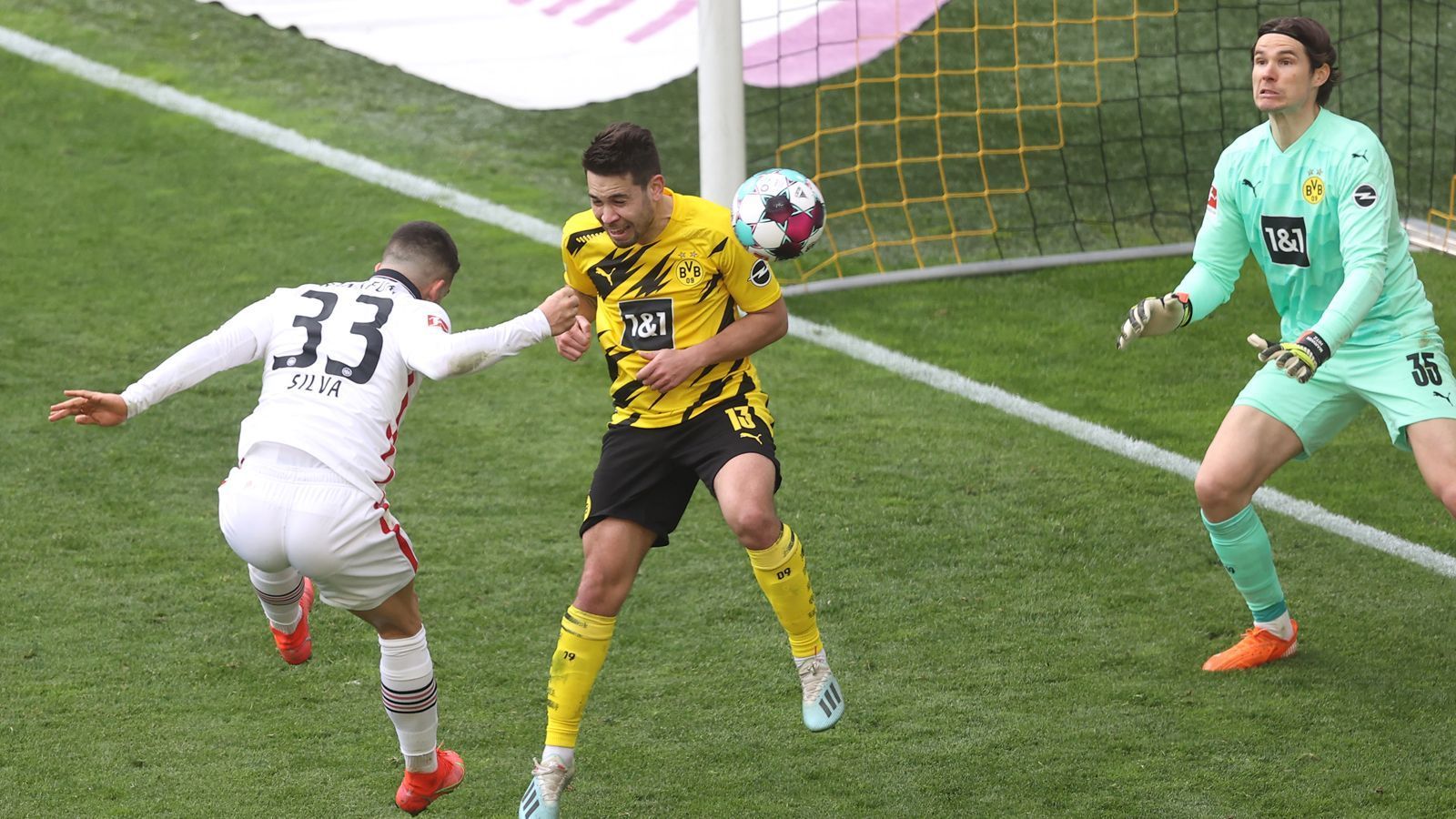 
                <strong>Fazit nach 17 Bundesliga-Spielen unter Terzic</strong><br>
                Zum Vergleich: Als der BVB Favre entlässt, ist Platz 4 nur zwei Zähler weg, jetzt sind es sieben. Die Frankfurter, die derzeit Vierter sind, holen in der Terzic-Ära 13 Punkte mehr als der BVB. Als Terzic in Dortmund den Trainerposten übernimmt, ist die Eintracht noch sechs Punkte hinter der Borussia. Mittlerweile sind die Hessen mit sieben Zählern Vorsprung enteilt.
              