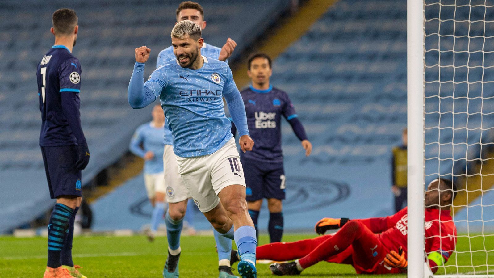 
                <strong>Sergio Agüero (Manchester City)</strong><br>
                Der erfolgreichste Stürmer in der Geschichte der "Citizens" ist kein Versprechen für die Zukunft, sondern vielmehr eine sofortige und vor allem bewährte Lösung für die Katalanen. Agüero ist der günstigste Kandidat auf der Liste des "Mirror", der Vertrag des 32-Jährigen läuft in wenigen Monaten aus. Der Argentinier spielte in den vergangenen fünf Jahren unter Pep Guardiola und ist somit auch mit dem Spielsystem des FC Barcelona vertraut. Durch eine Rückkehr nach Spanien würde sich zudem ein Kreis für den Star-Stürmer schließen: Von 2006 bis 2011 schnürte der Argentinier seine Schuhe für Atletico Madrid.
              