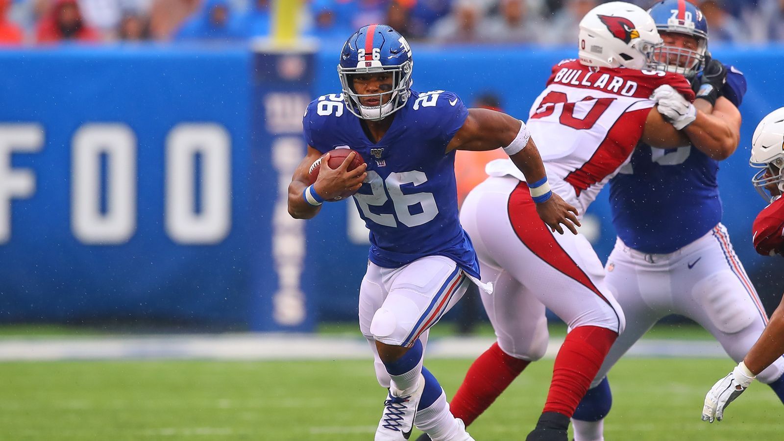 
                <strong>Start: Saquon Barkley</strong><br>
                Saquon Barkley ist zurück! Der Star-Running-Back der New York Giants feierte gegen die Arizona Cardinals ein gelungenes Comeback: 21 Ballkontakte, 80 Total Yards und ein Touchdown legte Barkley auf. Mit den Detroit Lions erwartet den Giants-Star das nächste dankbare Matchup. Die Lions Defense rangiert in der Laufverteidigung nur auf Platz 30. Sollte das Spiel den Giants nicht aus den Händen gleiten, macht Ihr mit Barkley nichts falsch.
              