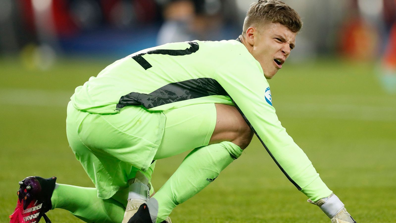 
                <strong>Finn Dahmen</strong><br>
                Sein Tor übersteht die frühe portugiesische Drangphase unbeschadet. So muss der Mainzer vor der Pause nur Tomas' drucklosen Kopfball abfangen. In der Nachspielzeit hält er den dribbelnden Vitinha bei dessen Solo mit vollem Einsatz vom Schuss ab. Im zweiten Durchgang wird Dahmen häufiger getestet, ist aber stets zur Stelle. ran-Note: 2
              