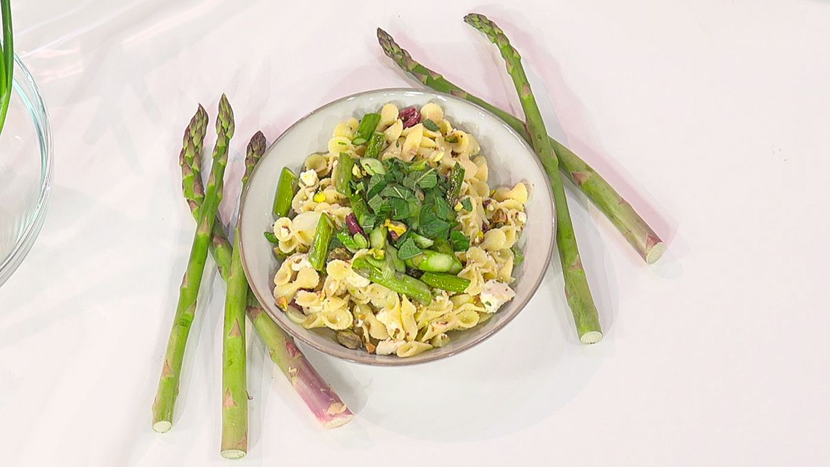 Pastasalat mit Spargel, Feta, Oliven & Pistazien