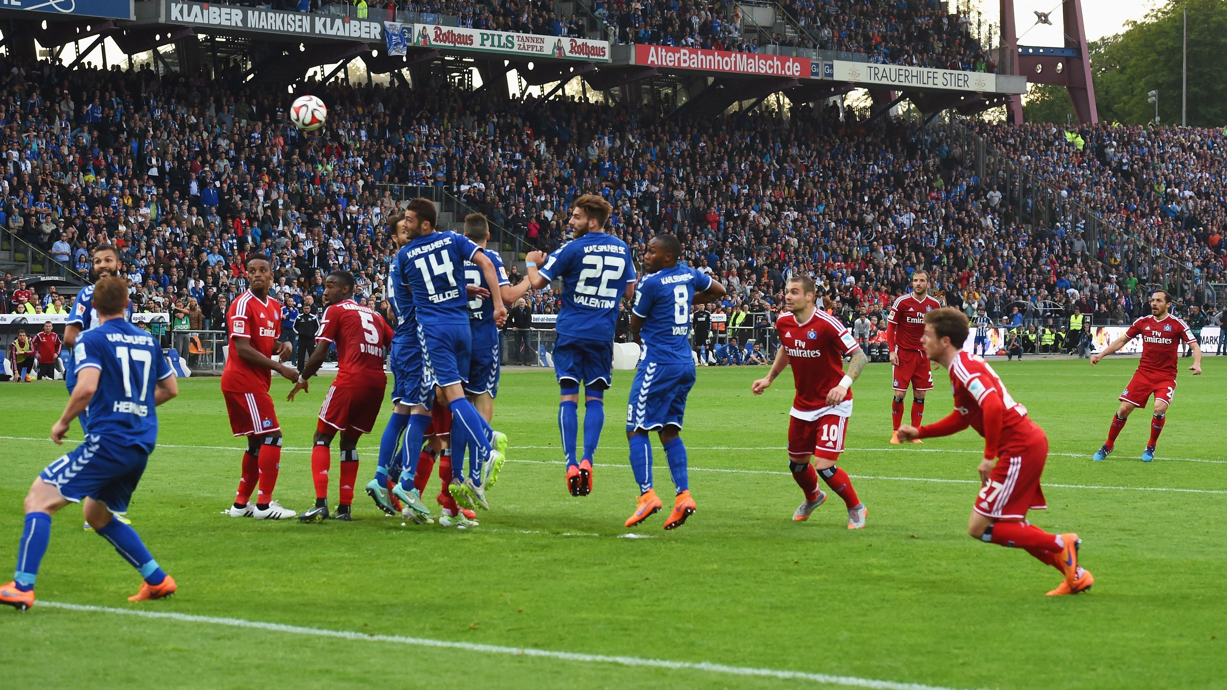 <strong>2015: Karlsruher SC - Hamburger SV (1:1, 1:2 n.V.)</strong><br>Nach dem 1:1 im Hinspiel gegen den KSC steht der damalige Bundesliga-Dino Hamburger SV 2015 kurz vor dem endgültigen Abstieg. Bis zur Schlussminute führt Karlsruhe im Rückspiel, ehe Marcelo Diaz den HSV per Freistoß-Tor in die Verlängerung rettet.