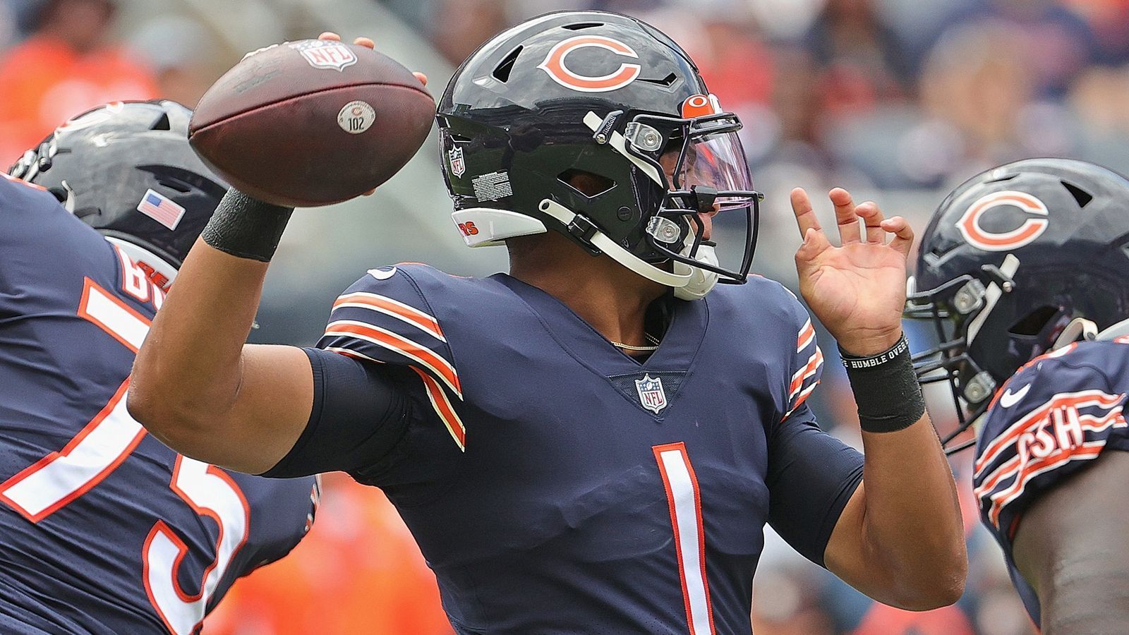 
                <strong>Chicago Bears mit 11 Siegen und 12 Niederlagen</strong><br>
                2022: 3-02021: 2-12019: 1-32018: 2-32017: 2-22016: 1-3
              