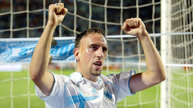 
                <strong>Franck Ribery (Olympique Marseille)</strong><br>
                Franck Ribery: Im Januar 2005 verließ der Franzose seine Heimat und ging für 2,5 Millionen Euro vom FC Metz zu Galatasaray Istanbul. Doch der türkische Klub wollte Ribery schon nach einer halben Saison nicht mehr länger im Team haben und ließ den Flügelflitzer - heute kaum vorstellbar - ablösefrei nach Marseille ziehen.
              