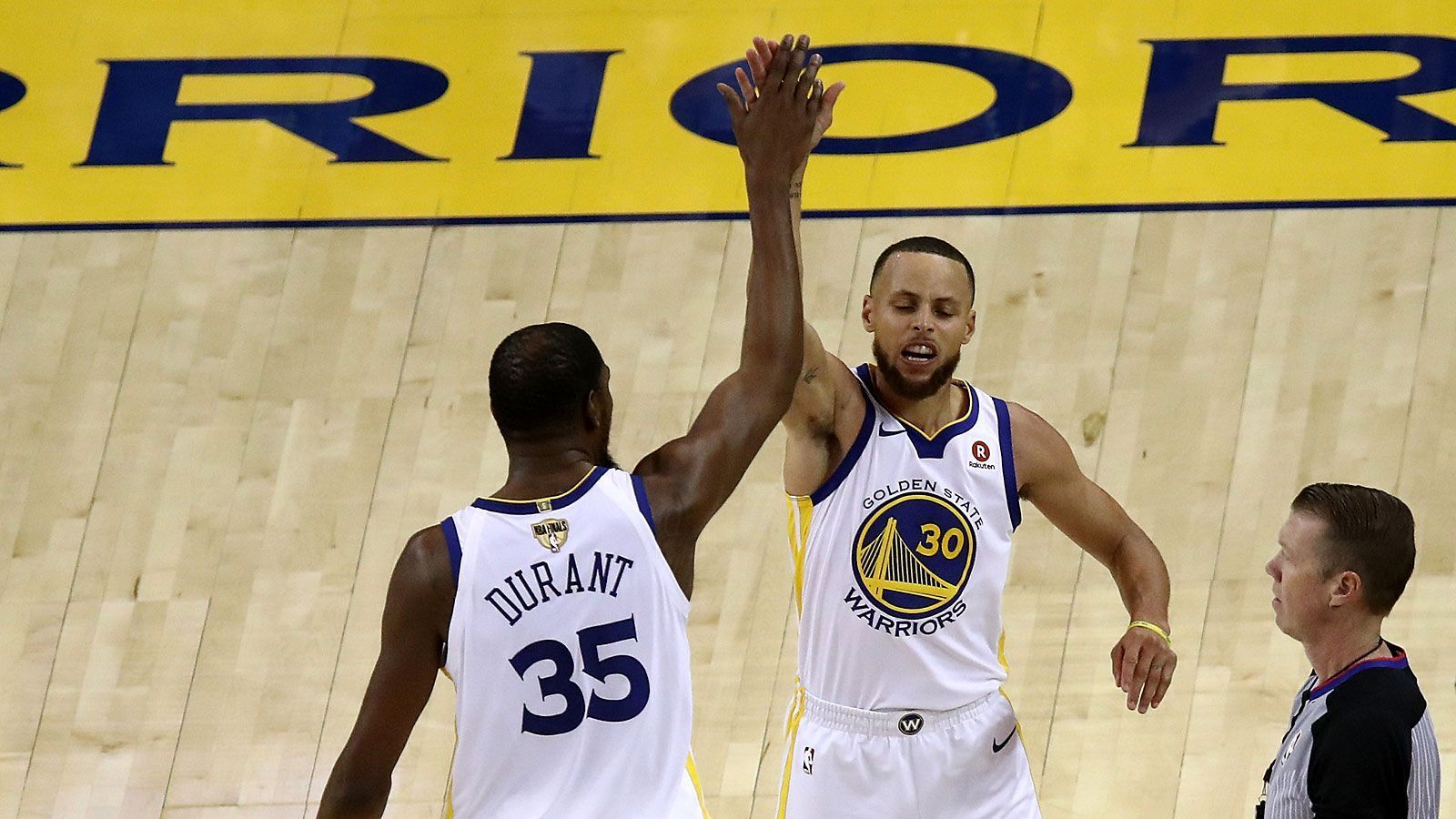 
                <strong>Kein Heimvorteil für die Warriors</strong><br>
                Die Golden State Warriors stehen zum fünften Mal nacheinander in den Finals. Der Unterschied zu den vergangenen Jahren: Die "Dubs" haben keinen Heimvorteil, weil die Toronto Raptors die Regular Season mit der besseren Bilanz abgeschlossen haben (58:24 im Vergleich zu 57:25). Letztmals war das für die Franchise im Jahr 1956 der Fall - damals war das Team noch in Philadelphia beheimatet. Seither bestritten die Warriors siebenmal die Finals und siegten viermal.
              