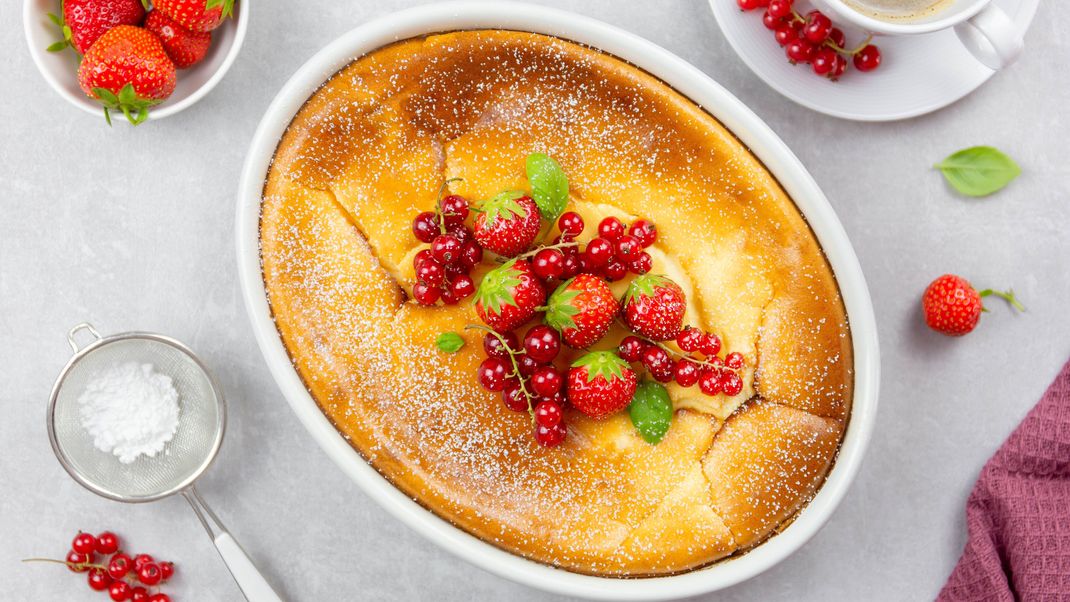 Der klassische Grießauflauf schmeckt mit Erdbeeren im Frühling besonders lecker.