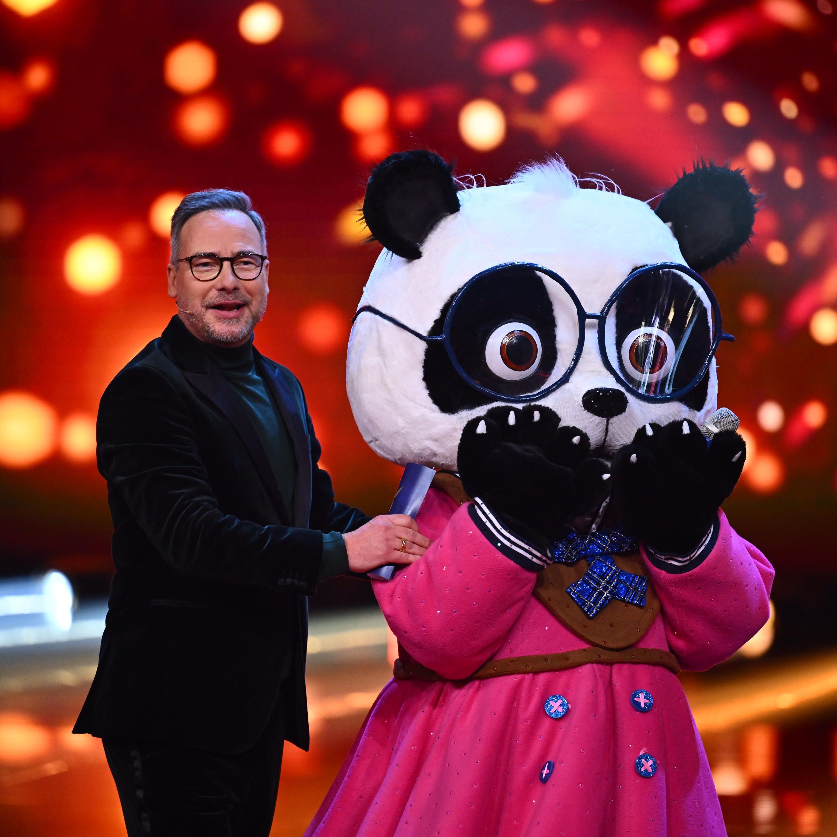 Matthias Opdenhövel und der Panda bei "The Masked Singer" 2024