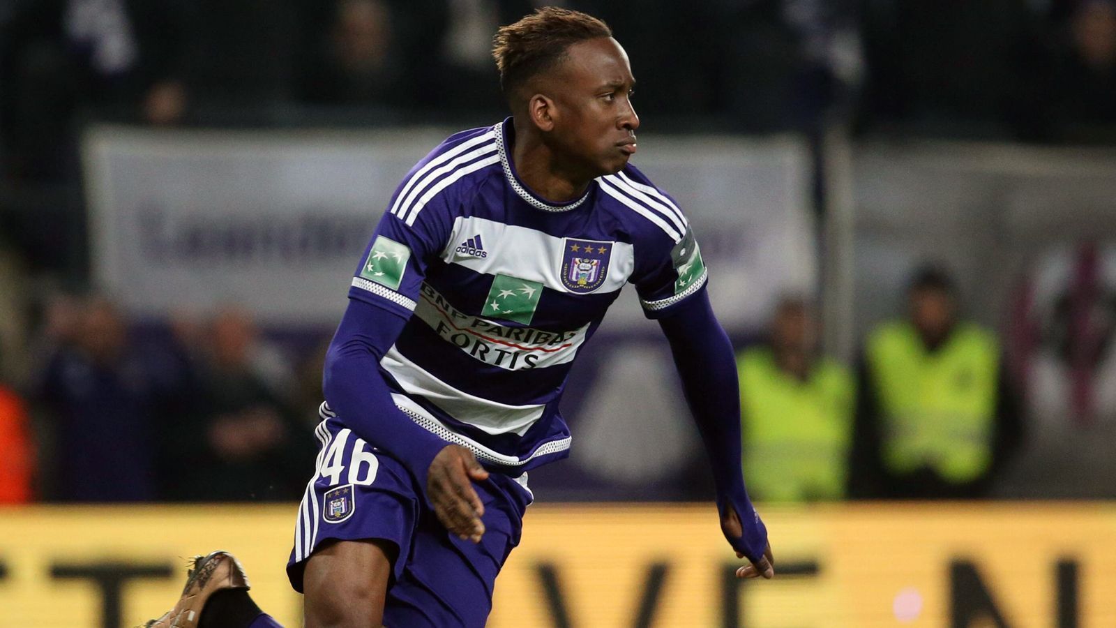 
                <strong>Die Anfänge in Anderlecht</strong><br>
                Stürmer Dodi Lukebakio wurde beim belgischen Topklub RSC Anderlecht ausgebildet und schaffte dort in der Saison 2015/16 den Sprung in die erste Mannschaft. Nach 18 Pflichtspiel-Einsätzen und einem Tor ließ sich das Talent dann nach Frankreich zu Toulouse ausleihen (sechs Einsätze, kein Tor). 
              