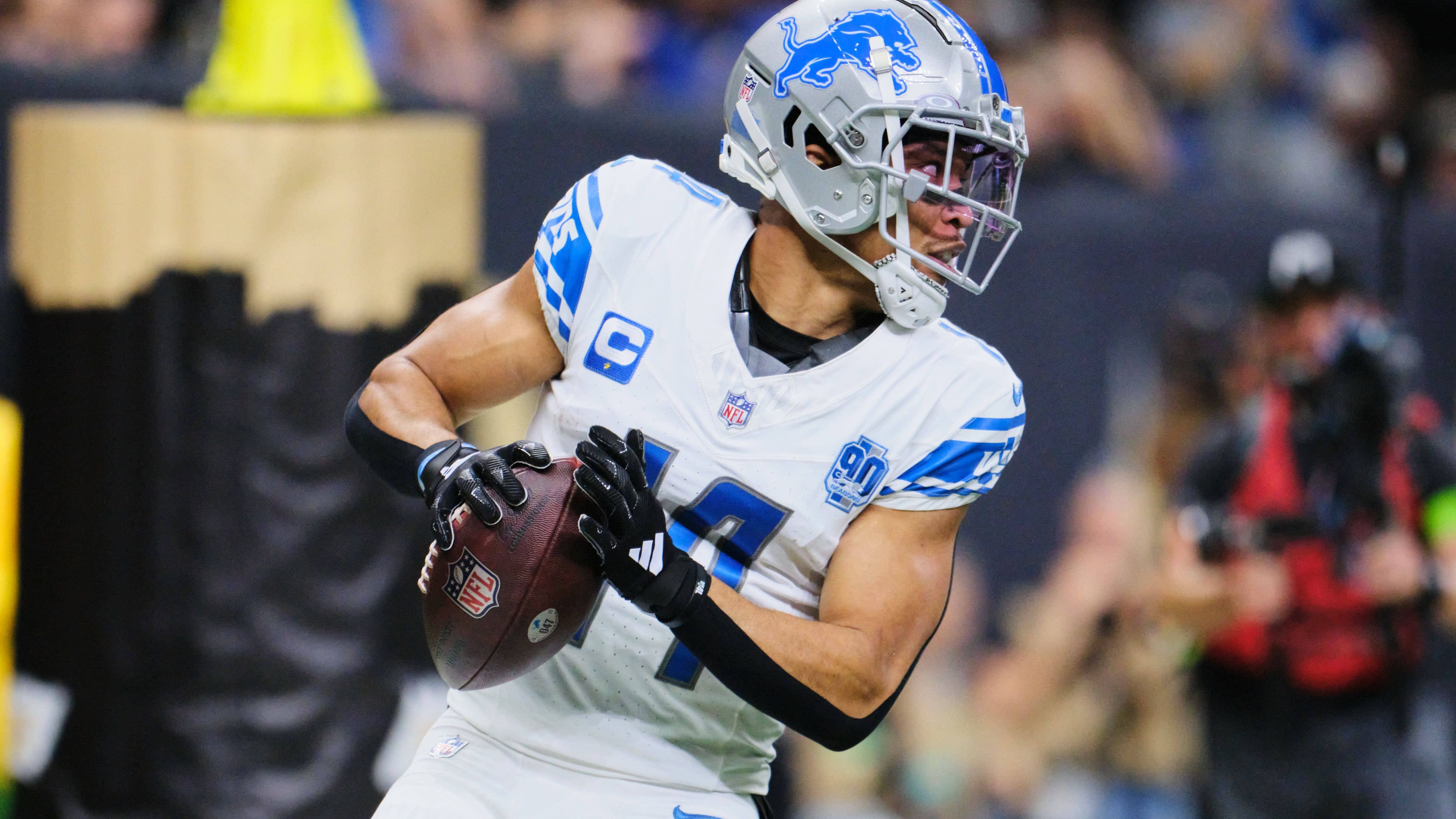 <strong>Amon-Ra St. Brown (Detroit Lions)</strong><br>Insgesamt kommt St. Brown in der regulären Saison somit auf 1.515 Receiving Yards und zehn Touchdowns. Hinzu kommen der Playoff-Einzug und der Titel in der NFC North, und das erstmals seit 1993! In der Wild-Card-Round treffen die Lions nun auf die Los Angeles Rams.