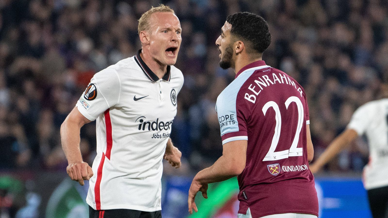 
                <strong>Halbfinal-Hinspiel: West Ham United - Eintracht Frankfurt 1:2</strong><br>
                Obwohl es in der Bundesliga für Eintracht Frankfurt so gar nicht läuft, will der unfassbare Lauf in der Europa League kein Ende finden. Auch bei West Ham United, mit weitaus weniger Unterstützung als gegen Barcelona, stehen die Frankfurter am Ende als Gewinner da. Knauffs Blitzstart nach wenigen Sekunden kontern die Engländer zwar durch Michael Antonio, doch Kamada sorgt in der 54. Minute für den 2:1-Siegtreffer. Eine optimale Ausgangsposition für das Rückspiel in Frankfurt.
              