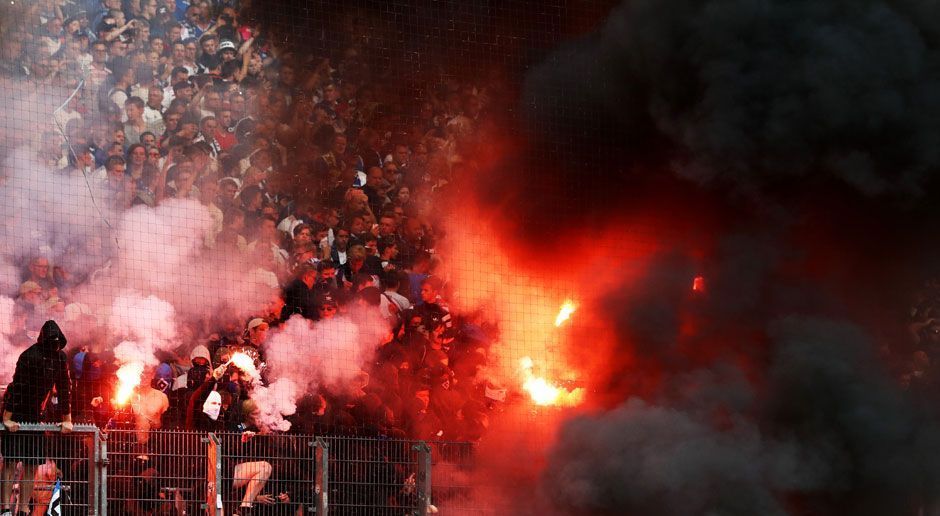 
                <strong>Chaoten in Hamburg</strong><br>
                Unrühmlich verabschiedet sich der HSV in die zweite Bundesliga.
              