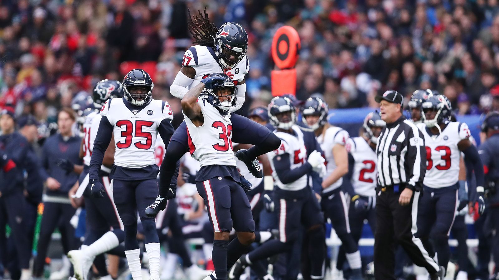 
                <strong>Platz 19: Houston Texans - 361,4 zugelassene Yards pro Spiel</strong><br>
                Trotz des Ausfalles von J.J. Watt liefert die Defensive der Texans ab. Besonders Linebacker Whitney Mercilus überzeugt mit 5,5 Sacks. Linebacker Zach Cunningham steuert bisher 68 Tackles bei. Nur fünf Interceptions in neun Spielen verdeutlichen aber das Problem in der Passverteidigung.Turnover: 14 - Interceptions: 5 / Fumbles: 9  Sacks: 21zugelassene Punkte pro Spiel: 21,2
              