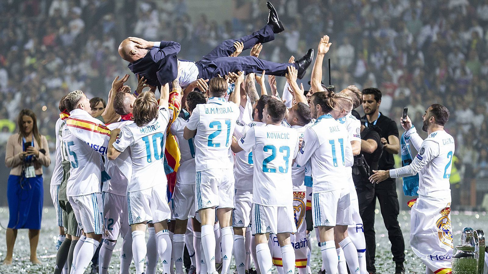 
                <strong>Alles auf Anfang!</strong><br>
                Zinedine Zidane hat sich mit dem dritten Champions-League-Titel in Folge ein Denkmal in der Geschichte von Real Madrid gesetzt. Doch mit dem Rücktritt des Erfolgstrainers ändert sich auch die Hierarchie innerhalb der Erfolgsmannschaft. ran.de zeigt, was Zizous Abschied für die Stars bedeuten könnte.
              