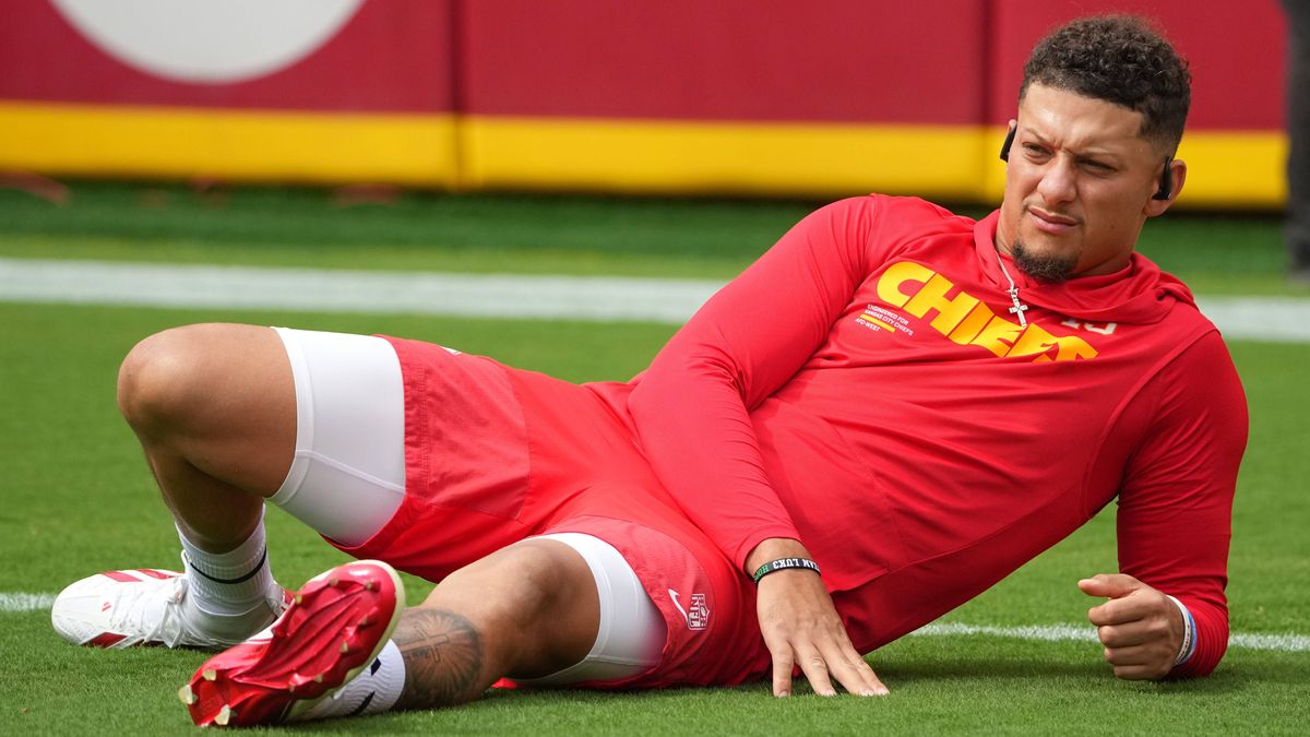 NFL, American Football Herren, USA Philadelphia Eagles at Kansas City Chiefs Sep 14, 2025; Kansas City, Missouri, USA; Kansas City Chiefs quarterback Patrick Mahomes (15) stretches prior to the gam...