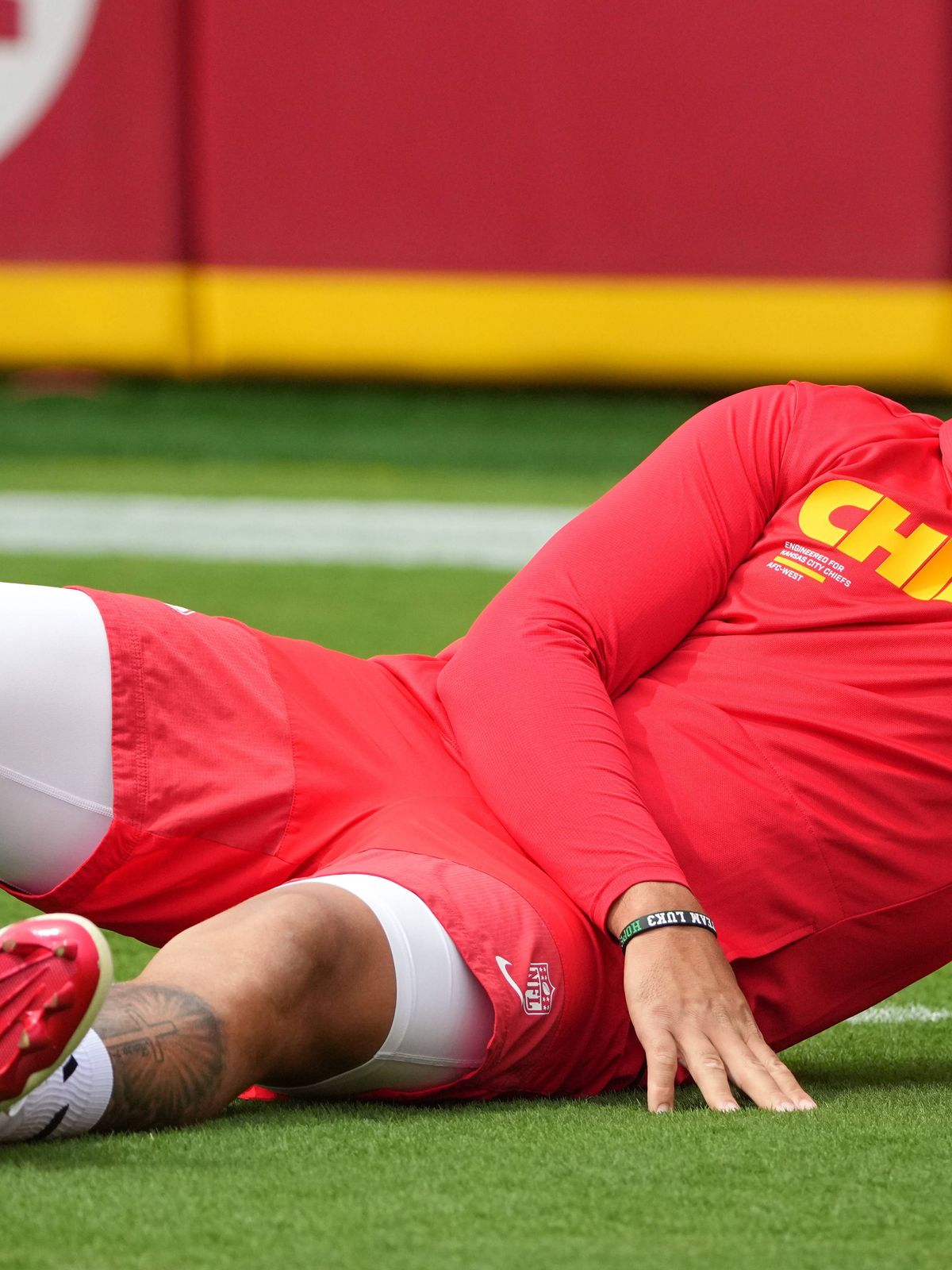 NFL, American Football Herren, USA Philadelphia Eagles at Kansas City Chiefs Sep 14, 2025; Kansas City, Missouri, USA; Kansas City Chiefs quarterback Patrick Mahomes (15) stretches prior to the gam...