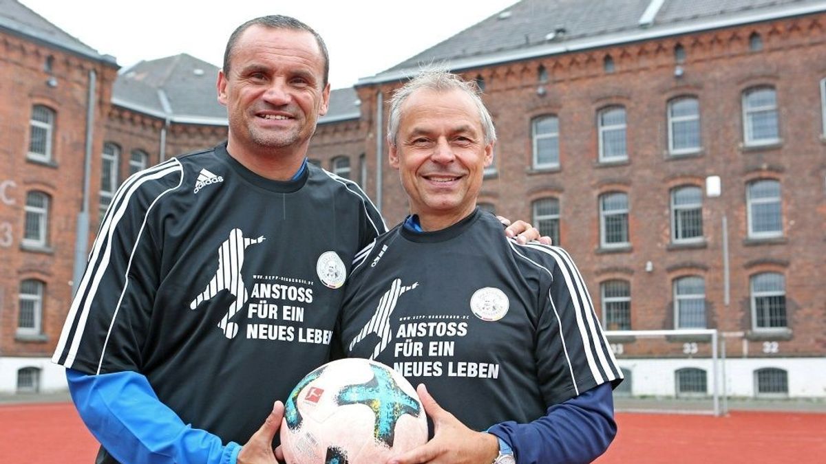 Olaf Thon (re.) und Martin Max in der JVA Herford
