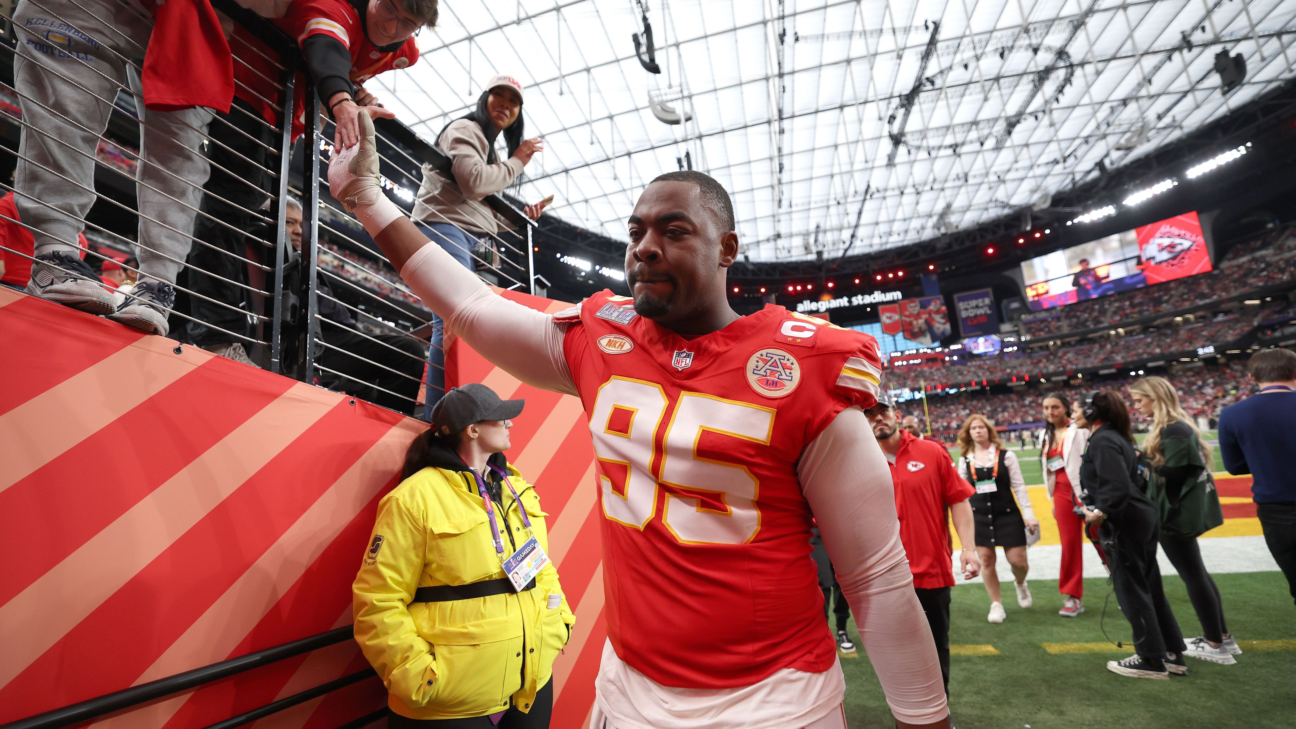 <strong>Defensive Tackle: Chris Jones (Kansas City Chiefs)</strong> <br>An den drei jüngsten Super-Bowl-Siegen der Chiefs hatte Jones entscheidenden Anteil. <a href="https://www.ran.de/sports/american-football/nfl/news/nfl-kansas-city-chiefs-und-chris-jones-einigen-sich-auf-monster-vertrag-355297">Im Frühjahr wurde er mit einem Monster-Vertrag belohnt, der sogar die Zahlen des Arbeitspapiers von Aaron Donald übertraf.</a> Apropos Aaron Donald ...