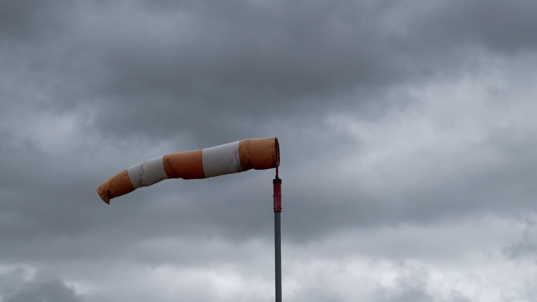 Ein Windsack weht bei stürmischem Wetter im Wind.