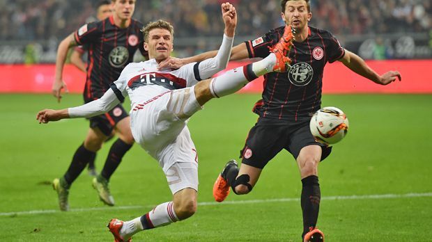 
                <strong>Thomas Müller</strong><br>
                Thomas Müller: Ab der 50. Minute für Rafinha auf dem Platz. Ist in der Halbzeit beim Warmmachen schon heiß. Findet in der dicht gestaffelten Eintracht-Abwehr aber keine Lücke mehr. ran-Note: 3
              