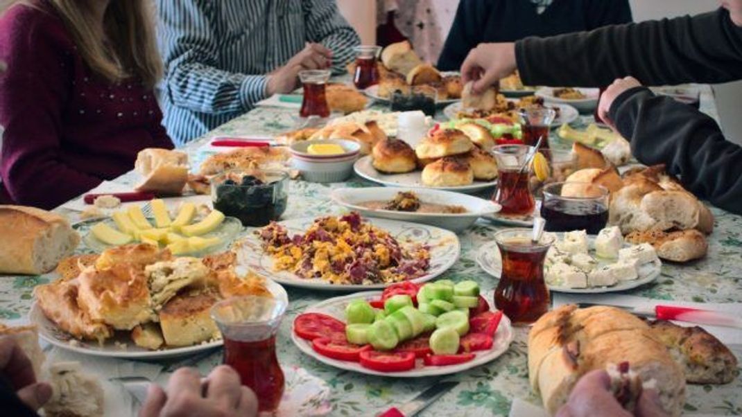 Beim Zuckerfest Eid al-Fitr kommen viele Köstlichkeiten auf den Tisch.