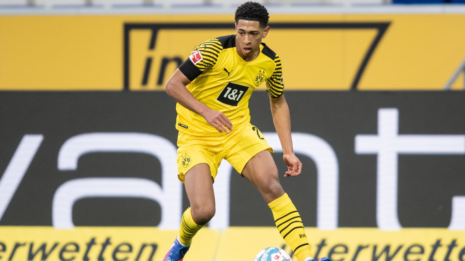 
                <strong>Jude Bellingham (Borussia Dortmund)</strong><br>
                Auch Haalands Dortmunder Mitspieler Jude Bellingham wird als angebliches Transferziel von Real Madrid genannt. Der 18-jährige Engländer legte bei der Borussia eine ähnlich imposante Entwicklung wie Haaland hin, hat noch einen Vertrag bis 2025. Gerüchten zufolge sollen quasi alle englischen Topklubs bereits ein Auge auf das frühere Birmingham-Juwel geworfen haben und möchten den Nationalspieler früher oder später zurück auf die Insel holen. Trotz seiner Jugend gehört der Mittelfeldspieler beim BVB längst zu den absoluten Leistungsträgern unter Coach Marco Rose.
              