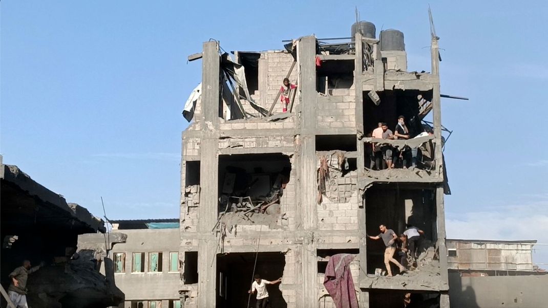 Archivaufnahme, 31. Oktober 2023, Palästinensische Gebiete: Palästinenser in einem stark beschädigten Wohnhaus nach israelischen Luftangriffen im Flüchtlingslager Dschabalia am Rande von Gaza-Stadt