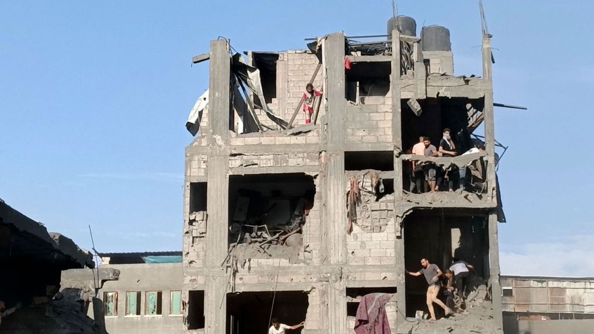 Archivaufnahme, 31. Oktober 2023, Palästinensische Gebiete, Dschabalia: Palästinenser in einem stark beschädigten Wohnhaus nach israelischen Luftangriffen im Flüchtlingslager Dschabalia